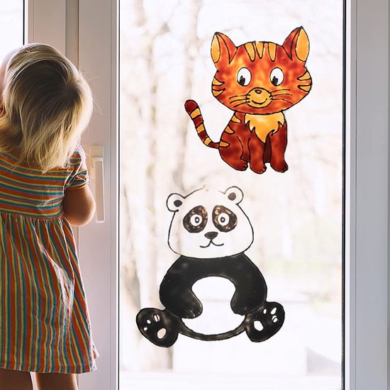 Een kind kijkt naar een raam met een gestreepte rode kat en een zittende panda.
