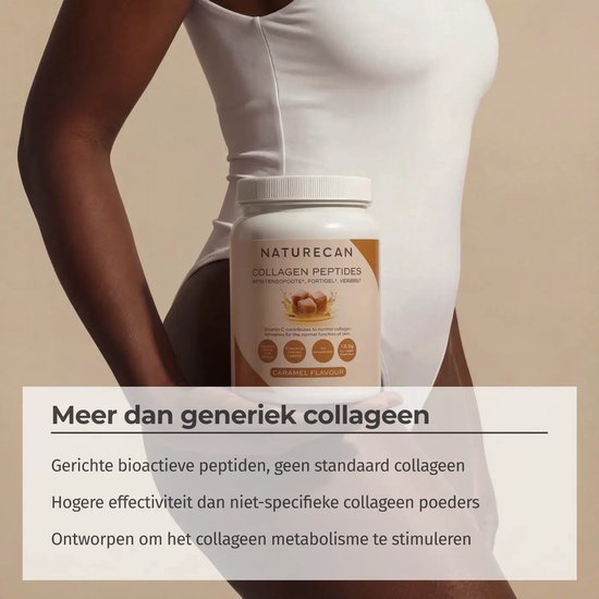 Vrouw met witte badkleding houdt Naturecan Collagen Peptides Karamel smaak pot vast. Meer dan generiek collageen.