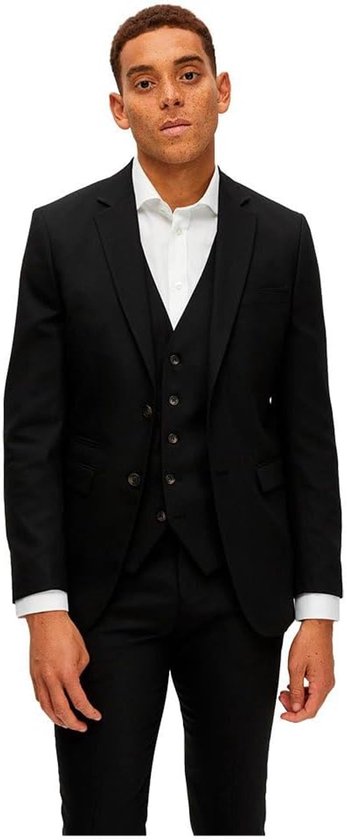 Man in zwart colbert, gilet en witte blouse.