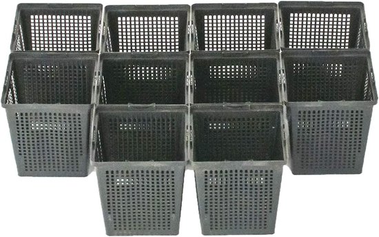 Een groep van twaalf donkergrijze vierkante plastic manden met een open rasterpatroon.