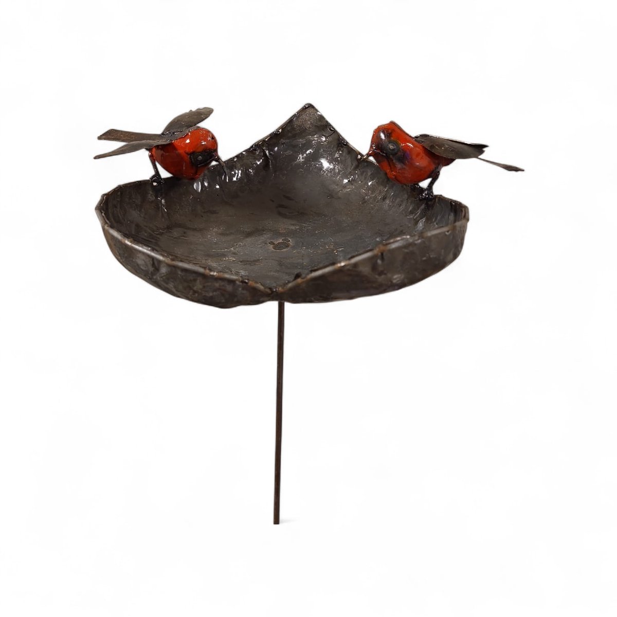 Tuinsteker roodborstjes vogels waterdrinkbakje of voederdrinkbak in hart vorm - met twee roodborstjes 27x33x110 cm metaal handgemaakt van schrap Metal