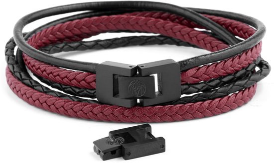 Leren armband in zwart en rood, met vlechtwerk en een zwarte gesp met leeuwenlogo.