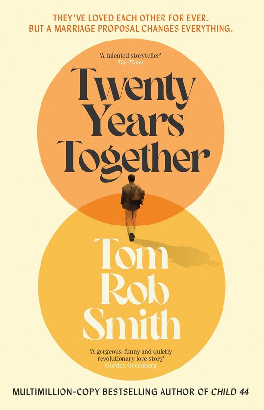 Boekomslag 'Twenty Years Together' van Tom Rob Smith, met een man op een oranje achtergrond.
