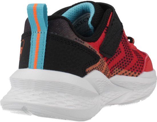 Achterkant van rode sneaker met oranje en zwarte print, blauwe en oranje lus op de hiel.