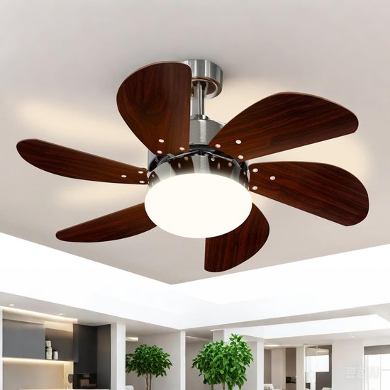 Plafondventilator met zes gebogen donkerhouten bladen en een ronde witte lamp.