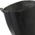 Detail van de rits en elastische inzet van een zwarte leren laars.