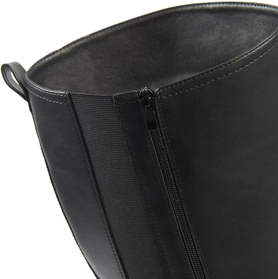 Detail van de rits en elastische inzet van een zwarte leren laars.