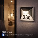 Zilverkleurig huisnummerbord met '23c', verlicht met 90 lumen.
