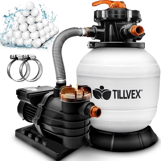 Zwarte pomp en witte filtertank met oranje hendel, inclusief 800g filterballen en metalen slangklemmen.