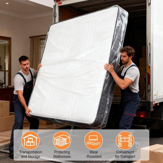 Twee mannen met blauwe overalls laden een in plastic verpakte matras in een vrachtwagen, met pictogrammen voor transport en opslag.