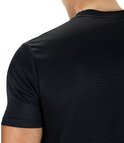 Zwarte sportshirt met fijne horizontale streep en korte mouwen, zicht op de schouder.