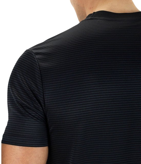 Zwarte sportshirt met fijne horizontale streep en korte mouwen, zicht op de schouder.