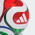 Voetbal met Adidas logo. Witte vlakken met rode, blauwe en groene patronen en bruine en blauwe lijnen.