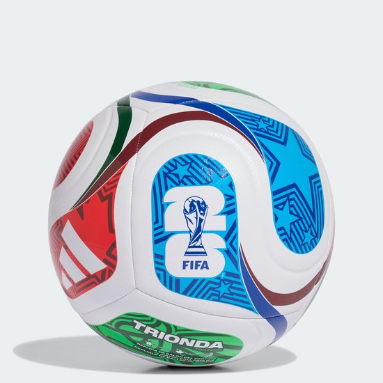 Voetbal met FIFA Wereldbeker logo. Witte vlakken met rode, blauwe en groene patronen. TRIONDA.
