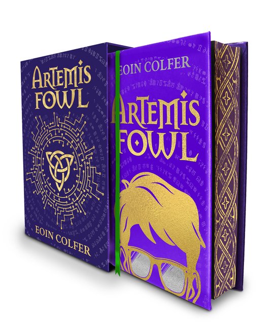 Luxe editie van Artemis Fowl in paars met gouden letters en afbeelding van het hoofdpersonage met bril.