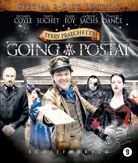 Omslag van "Terry Pratchett's Going Postal" Blu-ray. Met in het midden een man met gouden jas, en anderen daaromheen. Onweer op de achtergrond.