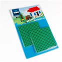 Plus-Plus basis bouwplaat, groen, met een verpakking met een huis en bomen.