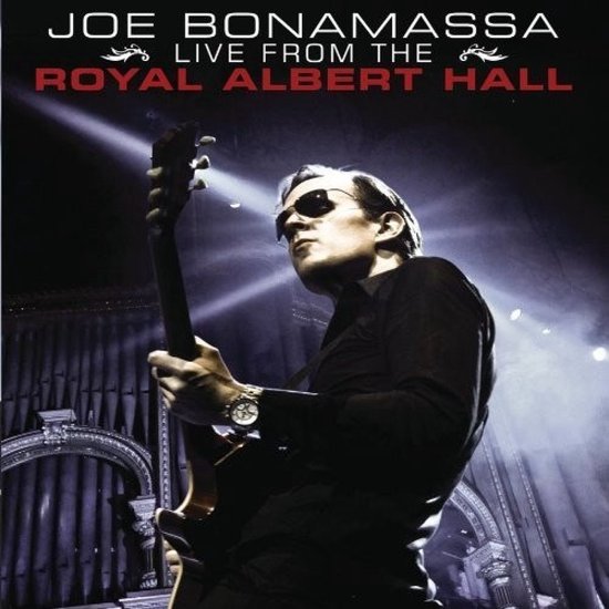 Joe Bonamassa speelt gitaar in het Royal Albert Hall, belicht door spotlights.