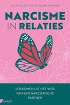 Boek "Narcisme in relaties" met rode vlinder op spinnenweb.