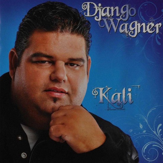 Django Wagner, artiestennaam Kali. Zwart haar, baardje. Draagt zwart jack. Blauwe achtergrond.