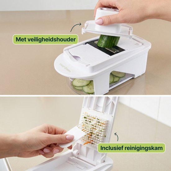 Twee close-ups van een witte groentesnijder met mandoline-inzetstuk en een gele reinigingskam. De bovenste toont een komkommer die door de mandoline wordt gesneden met een veiligheidshouder.