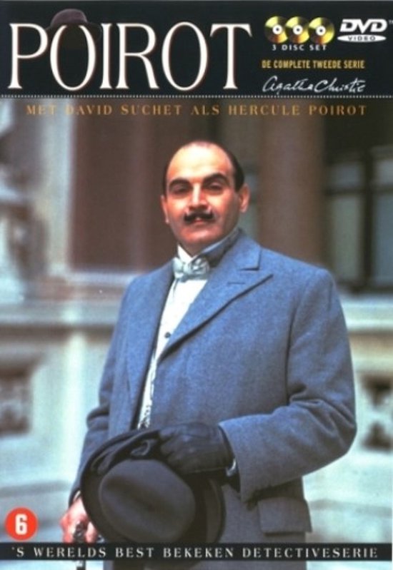 David Suchet als Hercule Poirot in grijs pak, met hoed.