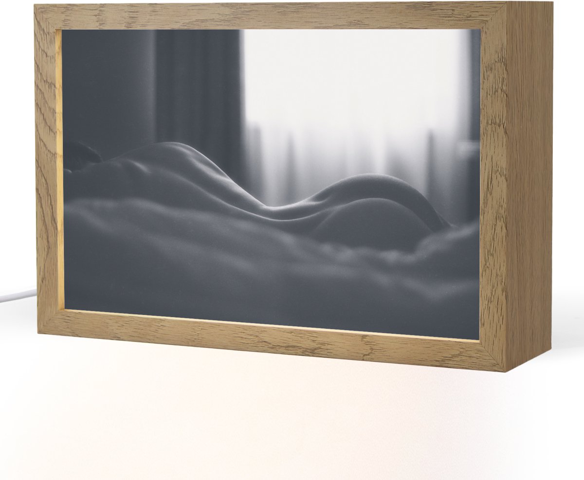 Tafellamp 30x20 cm - LED lamp - Portret - Vrouw - Bed - Zwart wit - Decoratieve tafellampen - Dimbaar - Tafellampje slaapkamer - Woonkamer binnen