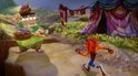 Crash Bandicoot staat tegenover een grote man die een gebraden kalkoen vasthoudt.