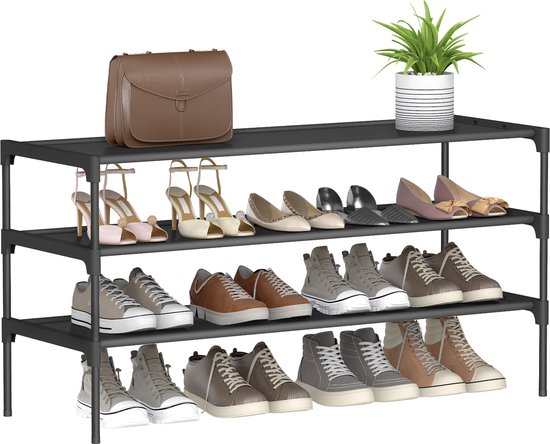 Zwart 3-laags schoenenrek met diverse schoenen, een bruine tas en een plant.