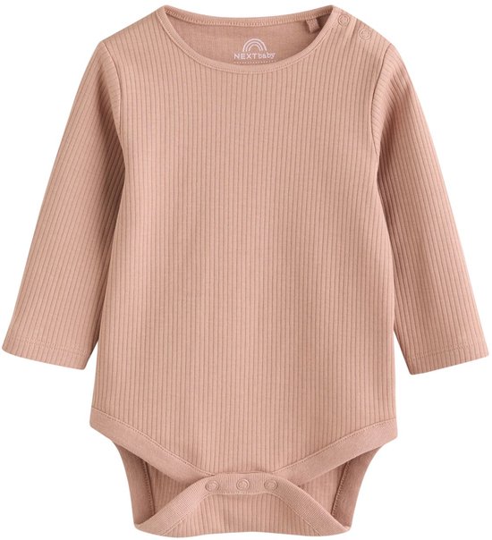 Roze ribgebreide romper met lange mouwen en drukknoopsluiting aan de onderkant. Het Nextbaby-logo is zichtbaar in de nek.