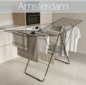 Porte-linge noir avec diverses serviettes et vêtements, avec texte Amsterdam.