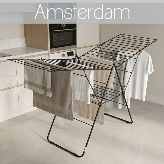 Porte-linge noir avec diverses serviettes et vêtements, avec texte Amsterdam.