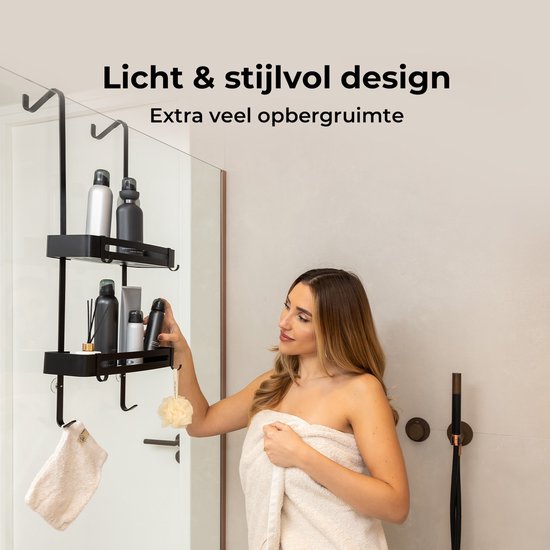 Een vrouw met een handdoek om haar lichaam, pakt een product uit een zwart doucherek.