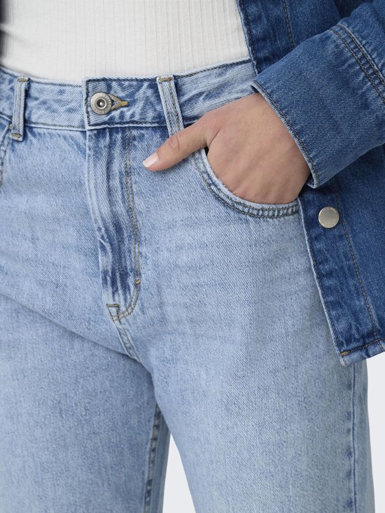 Close-up van de voorkant van een lichtblauwe straight leg jeans, met hand in de zak.