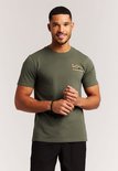 Groen t-shirt met korte mouwen en een ronde hals. Op de borst een oranje opdruk met de tekst 'PROTEST' en een berglandschap.