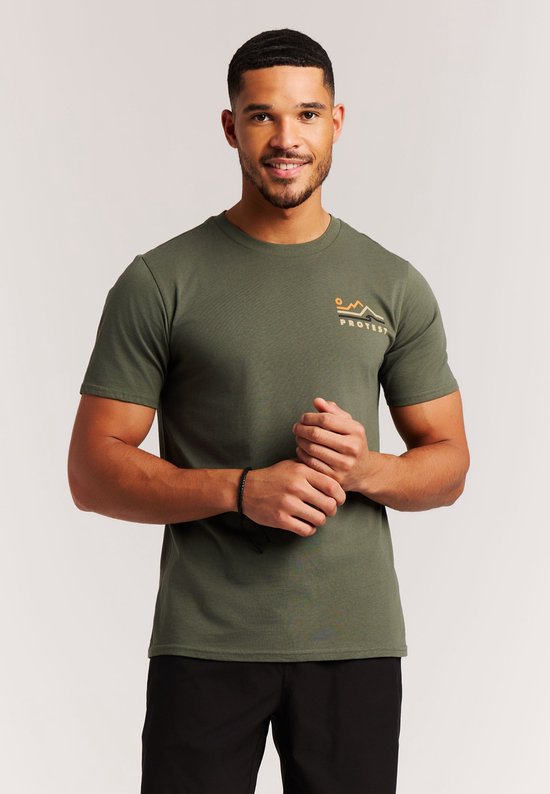 Groen t-shirt met korte mouwen en een ronde hals. Op de borst een oranje opdruk met de tekst 'PROTEST' en een berglandschap.