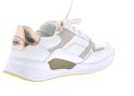 Witte sneaker met goudkleurige accenten op de hiel en zijkant. De sneaker heeft een taupe suède inzet.
