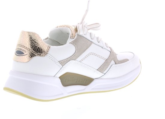 Witte sneaker met goudkleurige accenten op de hiel en zijkant. De sneaker heeft een taupe suède inzet.