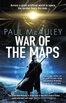 Boekomslag: Paul McAuley's 'War of the Maps', met op de voorgrond een figuur die een staf draagt, tegen een futuristische achtergrond met blauwe lijnen.