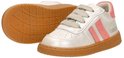 Paar crèmekleurige sneakers met roze strepen, veters en bruine zool. "SHOESME" op de zool.