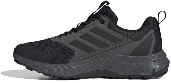 Zwarte Adidas Terrex trailrunningschoen met grijze accenten en een rubberen zool.