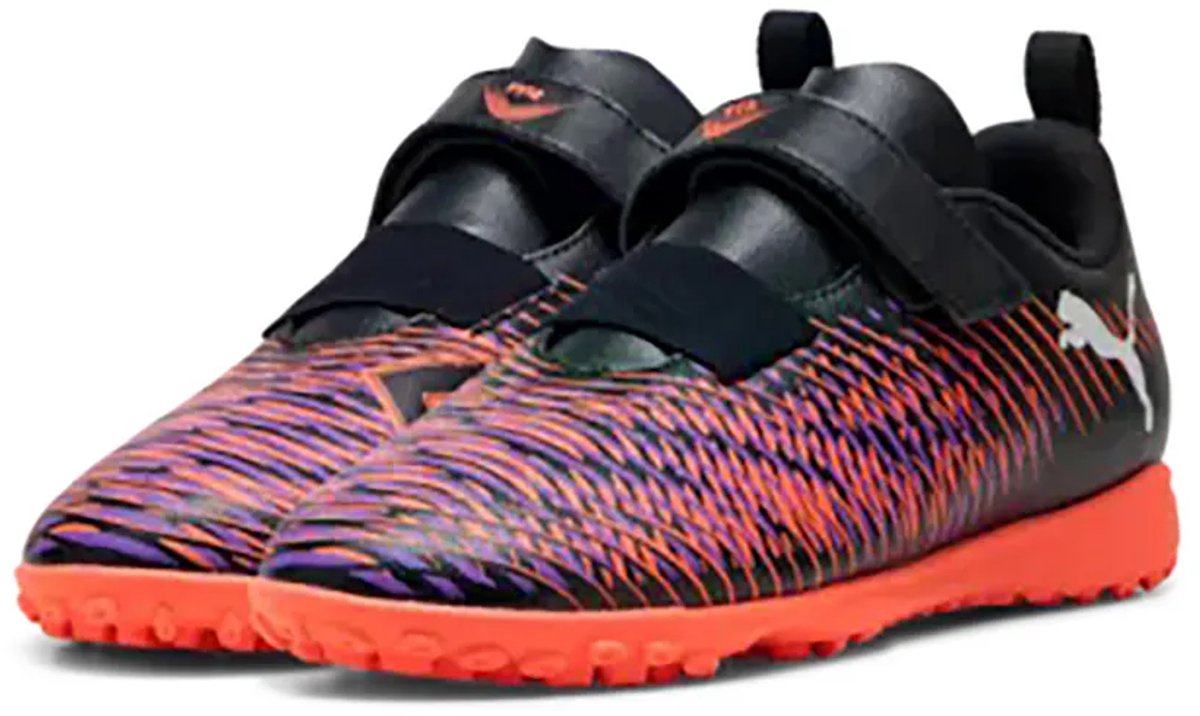 Puma FUTURE 8 PLAY voetbalschoenen in paars met oranje details, klittenbandsluiting en laagprofiel buitenzool.
