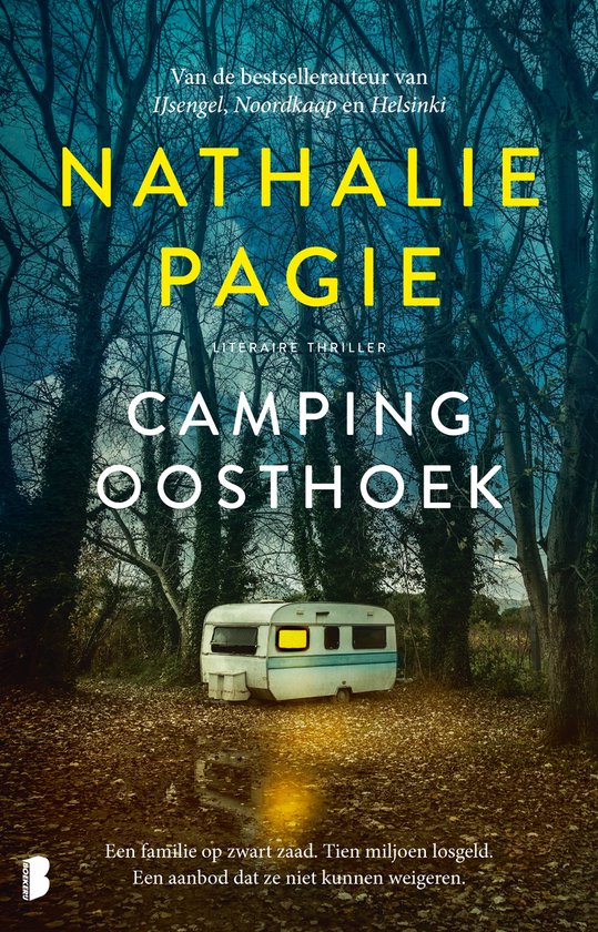 Boekcover: "Camping Oosthoek" van Nathalie Pagie. Een literair thriller met een caravan in een bosrijk gebied.