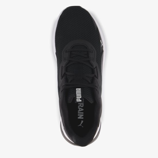 Bovenkant van zwarte PUMA sportschoen met veters en wit "PUMA" logo.