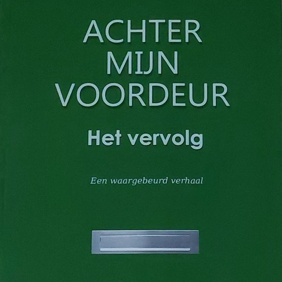 Groene boekkaft met witte tekst: 'ACHTER MIJN VOORDEUR', 'Het vervolg', 'Een waargebeurd verhaal' en een brievenbusgleuf.