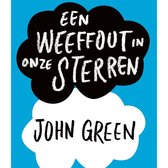Boekcover met de titel 'Een weeffout in onze sterren' in witte letters op een zwarte en witte wolk tegen een blauwe achtergrond. Daaronder de naam 'JOHN GREEN'.