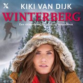 Boekomslag: "Winterberg" met Kiki van Dijk in een winterse omgeving met bontkraag en skiënde figuur op de achtergrond.