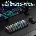 Compact 60% toetsenbord met gekleurde toetsen, naast een gaming-pc en een muis.