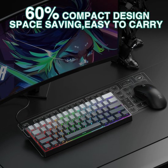 Compact 60% toetsenbord met gekleurde toetsen, naast een gaming-pc en een muis.
