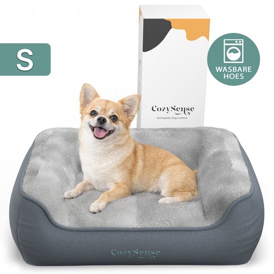 Un chihuahua est allongé sur un lit pour chien gris avec un bord blanc doux. "S HOUSSE LAVABLE" est inscrit.